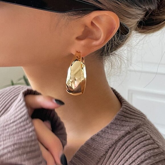 Yellow Gold tone Elegant Women's Minimalist Hoop Earrings - Picture 8 of 8